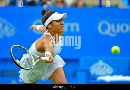 Heather Watson (GB) jouant un coup droit sur le court central. 25 juin 2017, Eastbourne Banque D'Images