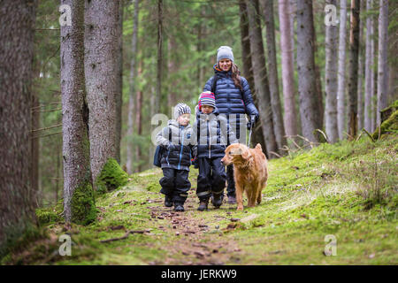 Mère avec fils balade en forêt Banque D'Images