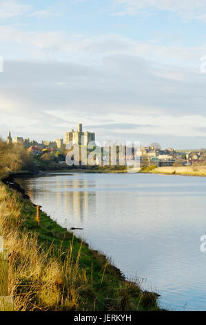 Vue sur château de Warkworth et la rivière Aln près de Alnwick Banque D'Images