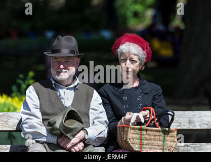 L'homme et la femme portant des vêtements de style années 40, au cours de la 2017 Barnard Castle 1940 Week-end, comté de Durham, Royaume-Uni. Banque D'Images