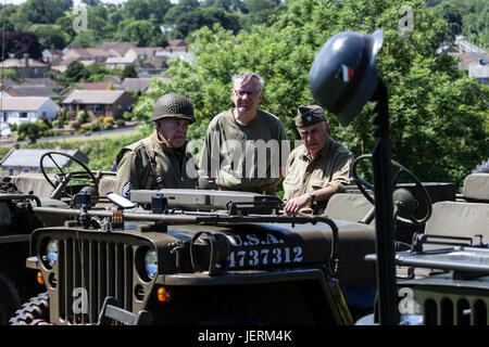 WW2 Re-Enactors vêtus de l'uniforme américain à côté d'une Jeep Willys 2017 pendant la Barnard Castle 1940 Week-end, comté de Durham, Royaume-Uni. Banque D'Images
