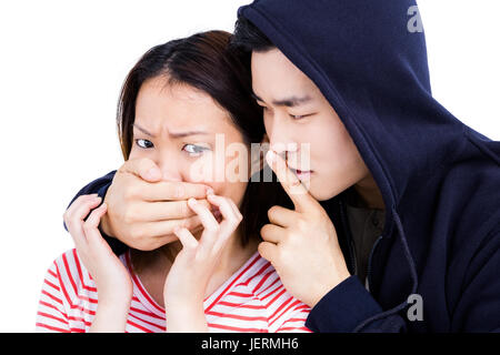 Jeune homme couvrant la bouche de femme jeune Banque D'Images