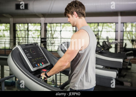 Homme debout sur le thread mill Banque D'Images