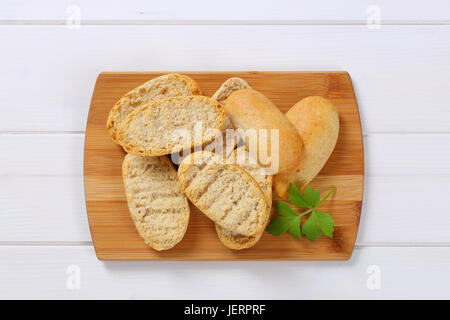 Pile de biscottes croustillantes sur planche à découper en bois Banque D'Images