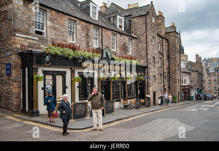 Les touristes à Édimbourg célèbre pub "Kampa" Banque D'Images