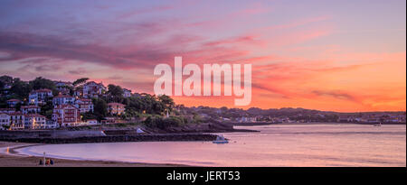 Panorama de Saint Jean de Luz plage au coucher du soleil, France Banque D'Images