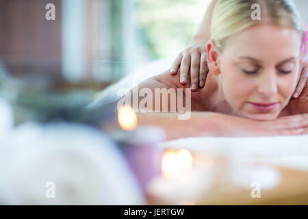 Femme recevant un massage arrière Banque D'Images