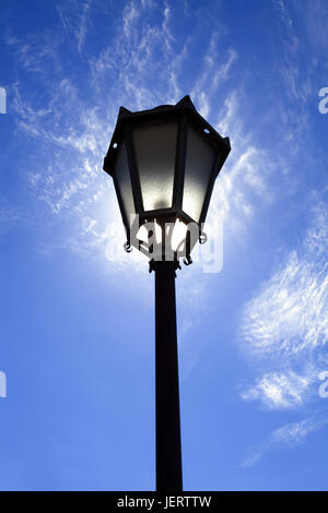 Lampadaire en rétro-éclairage bleu du ciel Banque D'Images