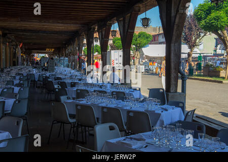 Prêt pour place du marché BBQ party à Mirepoix, Ariège, France. Banque D'Images