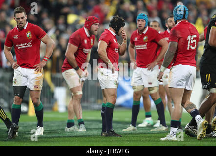 Les Lions britanniques et irlandais' Leigh Halfpenny (centre) après les ouragans marquer un essai pendant le tour match à la Westpac Stadium, Wellington. Banque D'Images