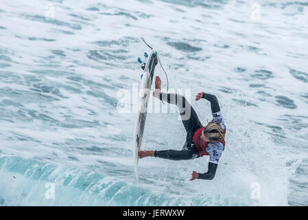 UK Surf. Cornwall surf. Action spectaculaire en tant que surfer saute d'une vague dans un concours à la plage de Fistral à Newquay. Banque D'Images