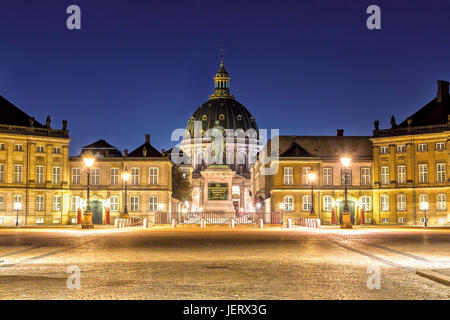 Le Palais d'Amalienborg à Copenhague, Danemark, la nuit Banque D'Images