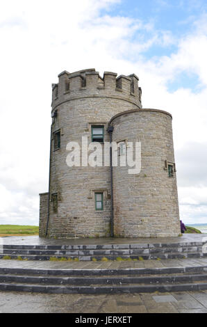 Portrait Photo de l'O'Brien's Tower dans les falaises de Moher dans le comté de Clare, Irlande Banque D'Images