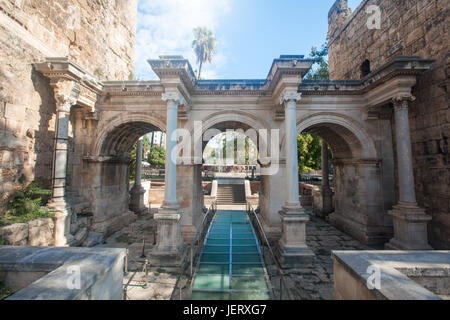 La porte d'Hadrien dans la vieille ville d'Antalya Banque D'Images