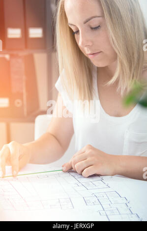 Femme architecte est montrant son nouveau projet Banque D'Images