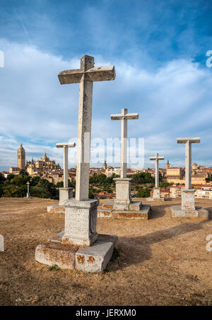 La ville de Ségovie et son fin Gpthic Cathédrale, vu de l'Ermita de la Piedad et sa croix en pierre, Segovia, Espagne centrale Banque D'Images