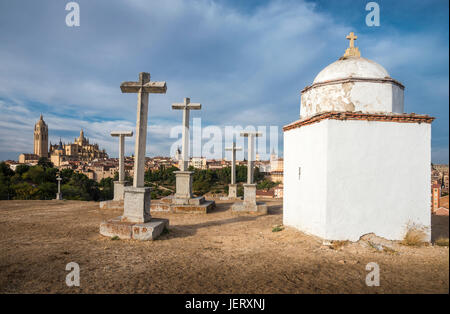 La ville de Ségovie et son fin Gpthic Cathédrale, vu de l'Ermita de la Piedad et sa croix en pierre, Segovia, Espagne centrale Banque D'Images