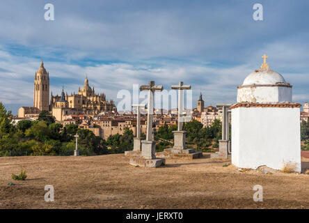 La ville de Ségovie et son fin Gpthic Cathédrale, vu de l'Ermita de la Piedad et sa croix en pierre, Segovia, Espagne centrale Banque D'Images