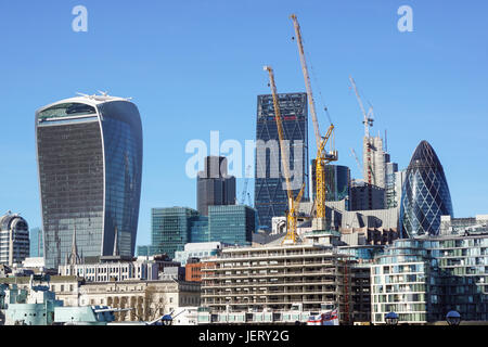 Londres, ANGLETERRE - 25 avril : le "Gherkin" entre deux gratte-ciel en construction dans la ville de Londres le 25 mai 2013. Banque D'Images