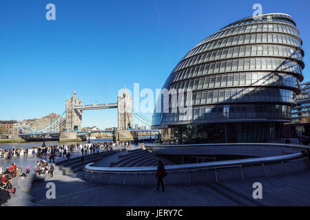 Londres, ANGLETERRE - MARS, 2017. L'Hôtel de ville de Londres et le Tower Bridge avec ciel clair à Londres, Angleterre Banque D'Images