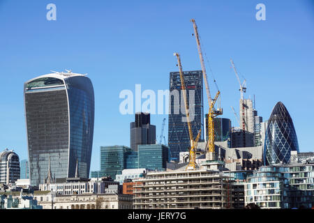 Londres, ANGLETERRE - 25 avril : le "Gherkin" entre deux gratte-ciel en construction dans la ville de Londres le 25 mai 2013. Banque D'Images