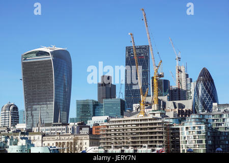 Londres, ANGLETERRE - 25 avril : le "Gherkin" entre deux gratte-ciel en construction dans la ville de Londres le 25 mai 2013. Banque D'Images