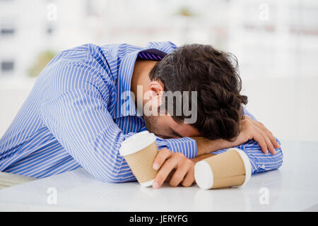 Businessman putting la tête vers le bas, sur 24 Banque D'Images