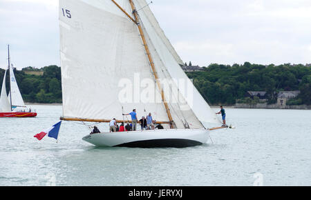 Nan de Fife : classic yacht à voile avec un cutter rig aurique, conçu et construit par William Fife en 1896 (Cancale, FR). Banque D'Images