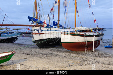 Voilier Louise et bisquine La Granvillaise port de la Houle, festival maritime : 'La Cancalaise à 30 ans' (Cancale, Ille et Vilaine, Bretagne, France Banque D'Images