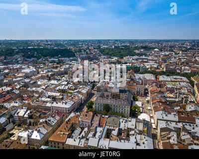 Aperçu de Lviv faites par les drones de l'air. Le nadir du châssis. Juin 2017. Place du marché, centre-ville. Banque D'Images