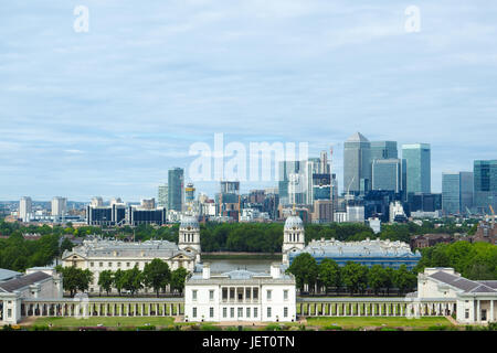 Vue de la chapelle royale, hall et peint en colonnade classique le parc de Greenwich, Londres, et gratte-ciel de Canary Wharf au loin vu de la Gree Banque D'Images