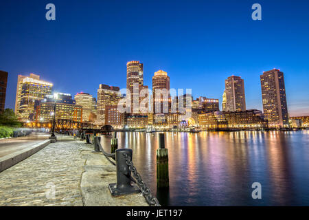 Toits de Boston du centre-ville de nuit Loisirs Harborwalk Banque D'Images