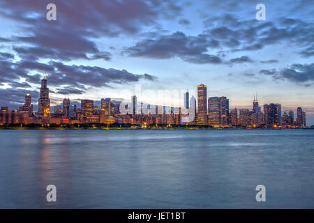 Horizon de Chicago après le coucher du soleil du Planétarium Adler Skyline à pied Banque D'Images