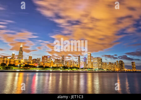 Horizon de Chicago après le coucher du soleil du Planétarium Adler Skyline à pied Banque D'Images