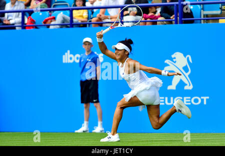 Heather Watson (GB) jouant un coup droit d'exécution sur le court central. 25 juin 2017, Eastbourne Banque D'Images