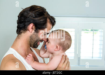 Happy father with baby boy dans la chambre Banque D'Images