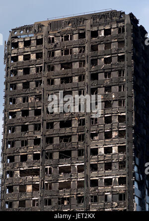 Une carcasse de Grenfell Tower tour de logement après des incendies dans la région de London,UK Banque D'Images