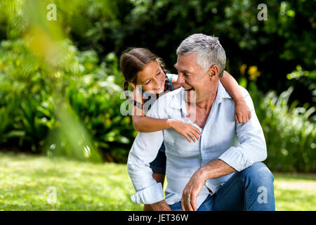 Grand-père et petite-fille de jouer à la cour Banque D'Images