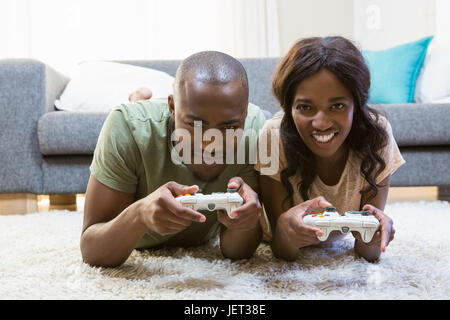 Jeune couple playing video game Banque D'Images