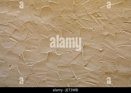 Beige Brun rugueux de la surface du mur peint en relief décoratif texture de fond enduit à la chaux, Close up Banque D'Images