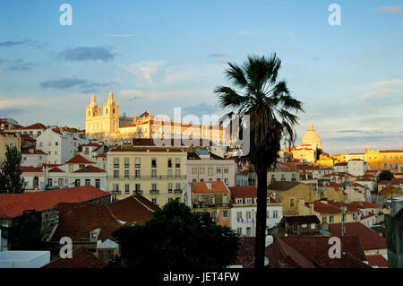 Vue de l'Alfama de Largo Portas do Sol, Lisbonne, Portugal Banque D'Images