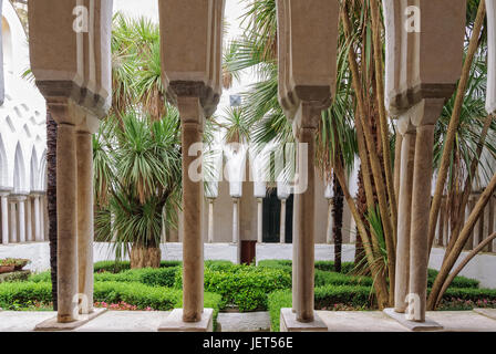 Cloître du paradis d'un superbe jardin méditerranéen dans le centre - Amalfi, Campanie, Italie Banque D'Images