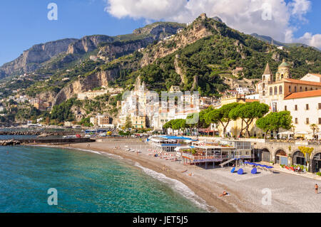 Après la haute saison touristique à quelques personnes se détendre et profiter du temps d'automne doux sur la plage - Amalfi, Campanie, Italie Banque D'Images