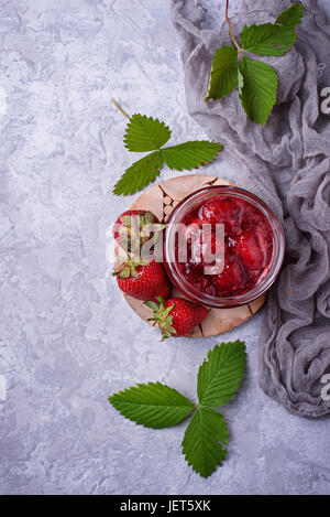 Confiture de fraise en pot. Selective focus Banque D'Images