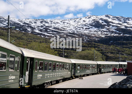 Train Flam dans la plate-forme de la gare. Vatnahelsen, Aurland, Norvège, Scandinavie, Europe Banque D'Images