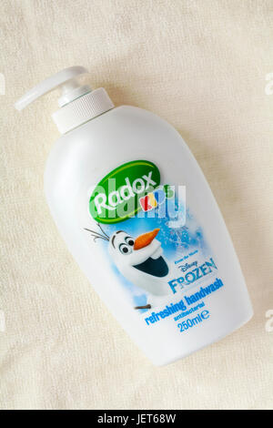 Radox Kids lavage rafraîchissant de l'antibactérien film Disney bloque sur une serviette de couleur crème - Laver à la main Banque D'Images