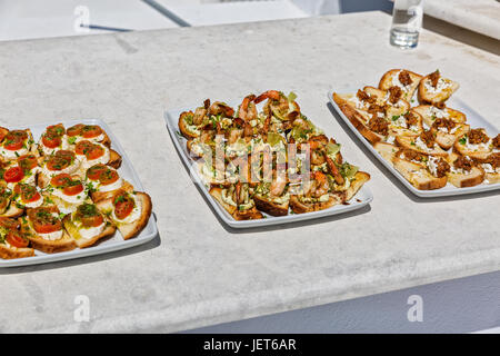 Plateaux sur la table avec les petits sandwiches et en-cas Banque D'Images