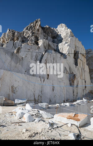 Europe, Italie, Carrare, carrières de marbre. Le marbre de Carrare est un type de marbre blanc ou bleu-gris de haute qualité, populaire pour la sculpture et la décoration de bâtiment Banque D'Images