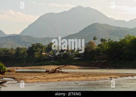 Rivière Nam Ou au village de Nong Khiaw Banque D'Images