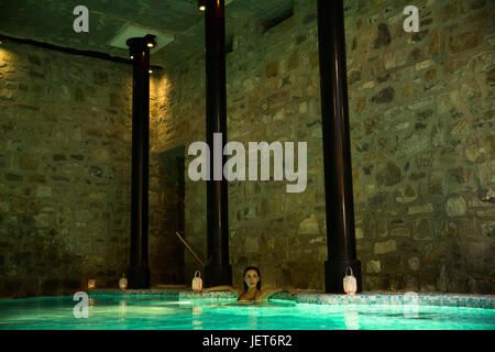 L'Europe, l'Italie, l'Helvetia Thermal Spa Hotel Porretta Terme, femme à l'intérieur de la piscine thermale avec des lanternes Banque D'Images